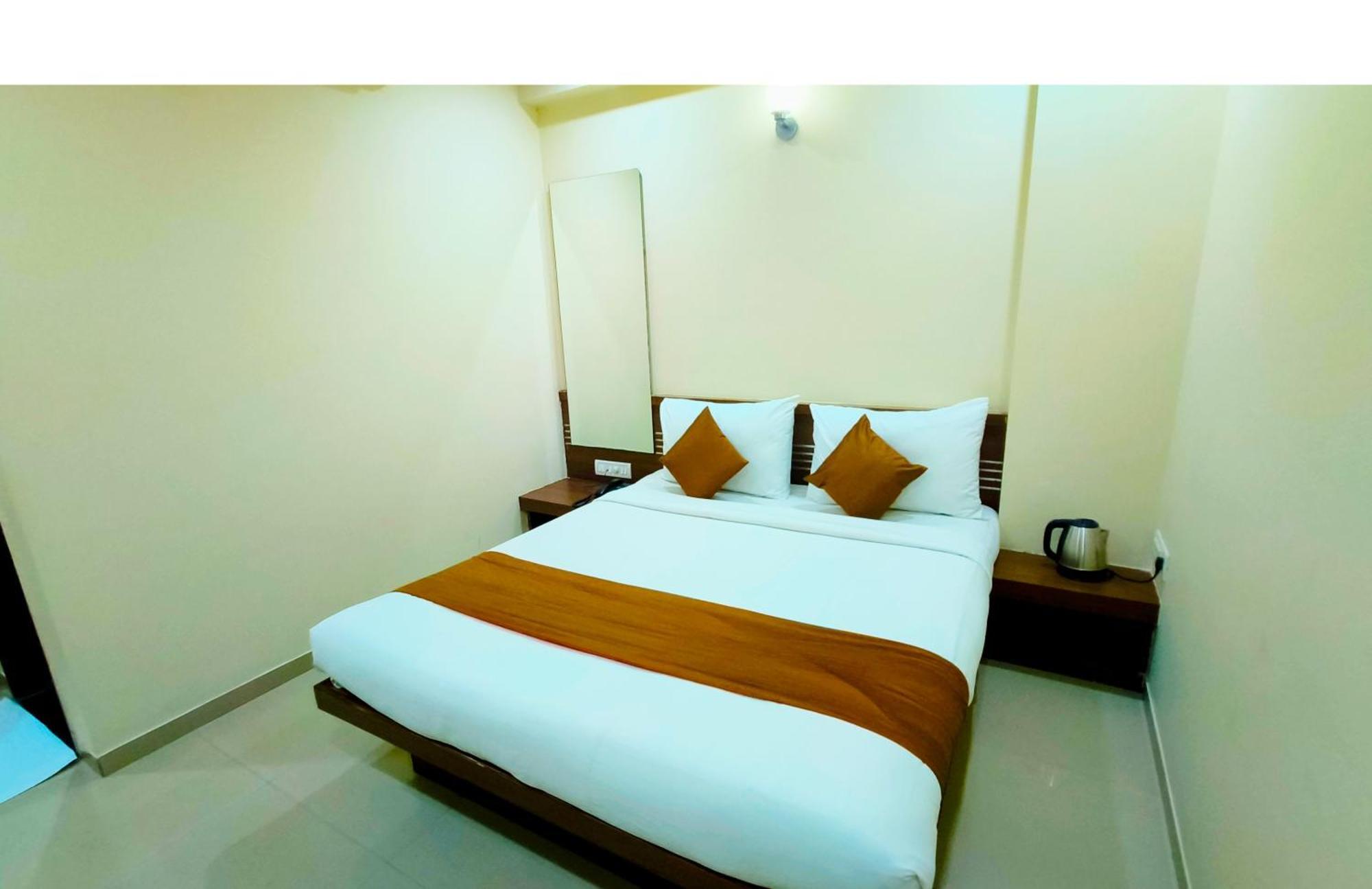 Hotel Sai Srushti By Neem Square Shirdi Esterno foto